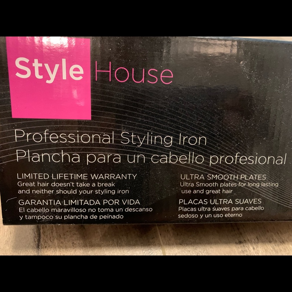 Red Stylehouse Ceramic Flat Iron plus bonus accessory kit - New in box